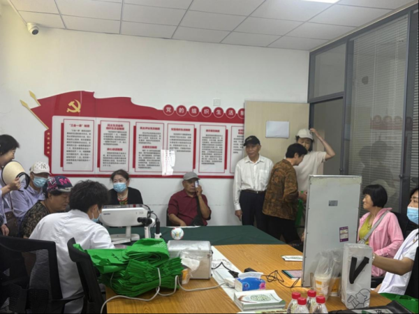天载配资  汇贤社区开展眼科公益义诊活动