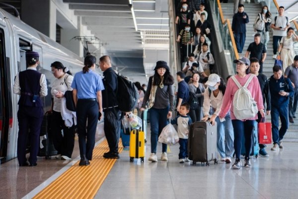 高忆配资 铁路迎假期返程客流高峰！深圳等方向加开动车组列车524列